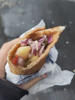 scovergă cu salată orientală at Scovergi Mica in Bucharest