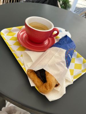 Coffee and scovergi at Scovergi Mica in Bucharest