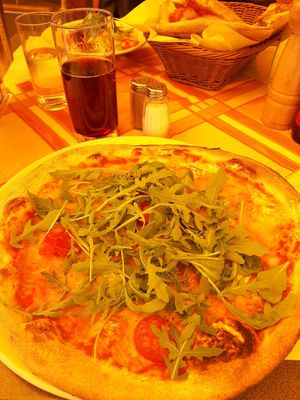 Pizza O'Zimasto mit veganem Käse (Farben verfälscht durch gelbe Markise) at Pizzeria Giuseppe in Zell Am See