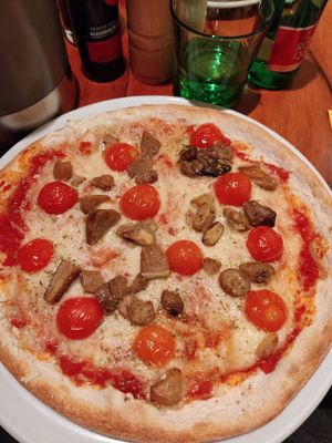 Vegan cheese, cherry tomato, pig mushroom at Pizzeria Giuseppe in Zell Am See
