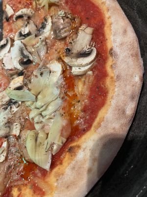 Mushrooms and artichoke with vegan cheese  at Pizzeria Giuseppe in Zell Am See