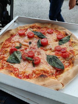"Reginella" with fresh cherry tomatoes & basil (15.40) at Pizzeria Giuseppe in Zell Am See