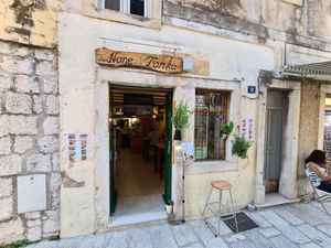 Main entrance at None Tonka in Omis