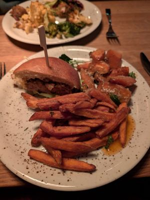 Burger and sweet potato fries at Mat Fra Hagen - Thomas Angells Gate in Trondheim