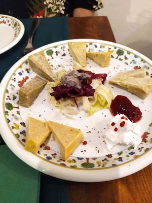 10.2023 - 'Winter' starter: plate of vegan cheeses at Le Fate in Florence