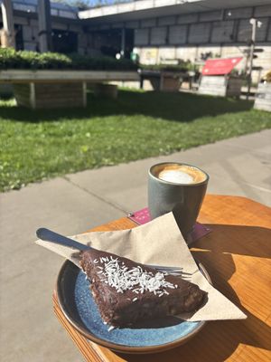 Koffie met vegan dadelkoek  at Fruittuin van West in Amsterdam