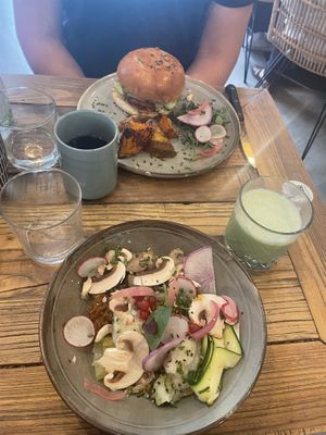 Bowl of the moment and burger  at Palem Café in La Rochelle