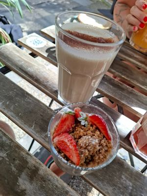 Latte + dessert at Palem Café in La Rochelle