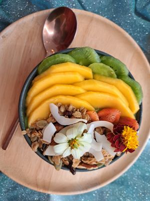 Green smoothie bowl at Kappra Cafe in Bangkok
