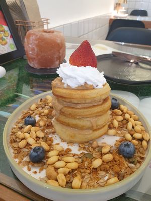 If loomed very pretty though, wish the granola was more nuts and oats, ended up quite dry and not that sweet at Kappra Cafe in Bangkok