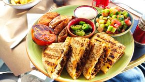 מנת עראייס עם סירות תפוח אדמה at Hummus 90 in Ashdot Yaakov