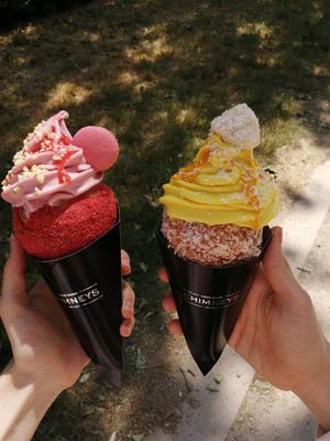 Strawberry Cream 🍓 und Mango Coco 🥥🥭 at Chimneys Friedrichshain in Berlin