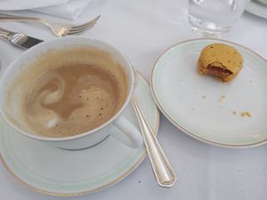 Macchiato Kaffe mit Mandelmilch + Grapefruit Macarons at Ladurée in Paris
