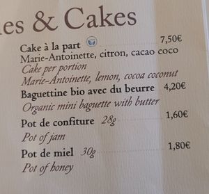 El primer Cake es lo único de la carta at Ladurée in Paris