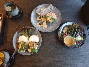 Starters: Bao Buns with Jackfriut, Salmon filet and Avocado, Beetel-Blätter (recommend all!) at Vegang in Berlin