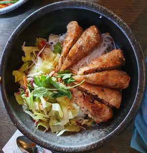 Reisnudelsalat mit Frühlingsrollen und Limettendressing at Vegang in Berlin