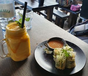 Veganer Mangoshake und Avocado Mango Sommerrollen at Vegang in Berlin