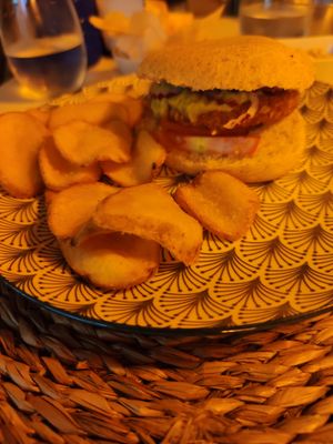 Hamburguesa de vegana de soja texturizada, salsa de guacamole, cebolla roja y patatas horneadas at Thelma in Pontevedra