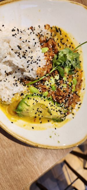 Seasonal yellow avocado curry at Dean & David - Mercedes Platz in Berlin