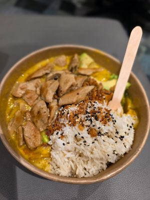 Yellow curry with avocado and Planted chicken at Dean & David - Mercedes Platz in Berlin