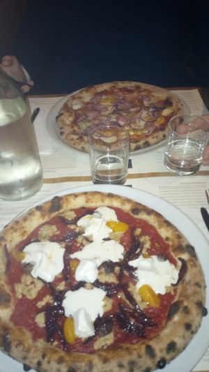 Vasta scelta di pizze, burger e dolci vegani, condite con ingredienti ricercati come il vuna, mozzarella e stracchino di riso. #Veganuary at Pepenero in Sarzana