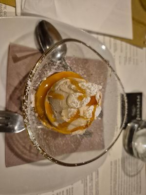 Pesca 🍑 sciroppata con gelato 🍨 al torroncino e caramello 🌱❤️ at Pepenero in Sarzana