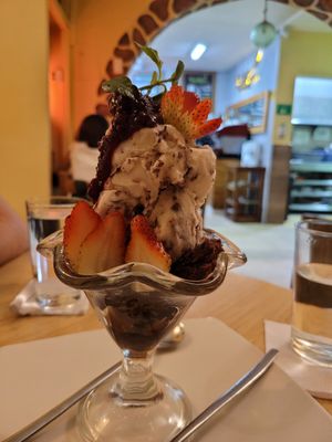 helado vegano de Stracciatella con brownie y fresa at Saludpan in Medellin