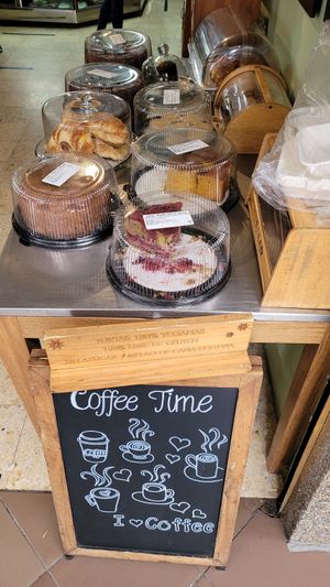Selección de pasteles veganos at Saludpan in Medellin