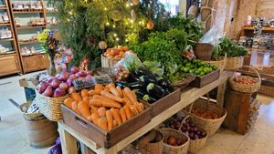 Se pueden comprar verduras y frutas at Saludpan in Medellin