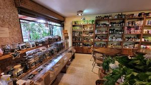 Hay muchas cosas sanas y veganas at Saludpan in Medellin