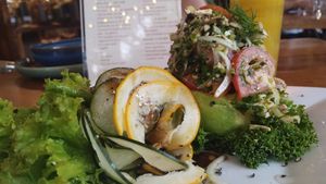 Aguacates rellenos. Menú Raw vegan at Saludpan in Medellin