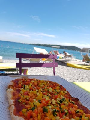 vegan pizza with veggies at Copelia in Padenghe Sul Garda