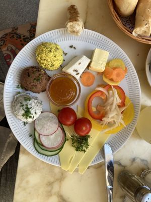 Oma Erika (3 vegan spreads, vegan feta cheese, vegan cheese slices, vegan butter, seasonal veggies, apricot jam)  at Vollpension in Vienna