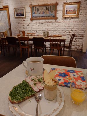 Half-liter cup of tea, "Gaby's Gartengeheimnis" and fresh orange juice at Vollpension in Vienna