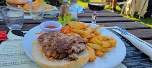 Vegetarian burger without cheese at Auberge des Pêcheurs in La Celle-dunoise