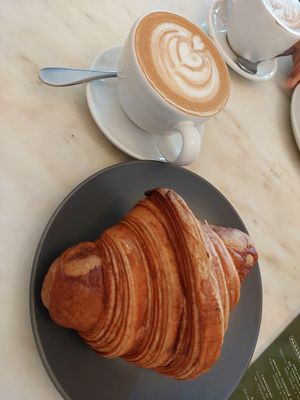 Croissant con capuchino con leche de avena at Justo in Merida