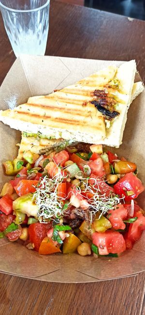 Croque végétarien + salade at Fenêtre sur Quai in Cerons