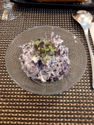 Tiene menú vegano. Smoothi d plátano' espinacas, hummus ajonegro, ensaladilla lombarda, tartita coco. Rico y original, salvo hamburguesa q en menú era de lentejas y pusieron Bey at Waska! in Gasteiz