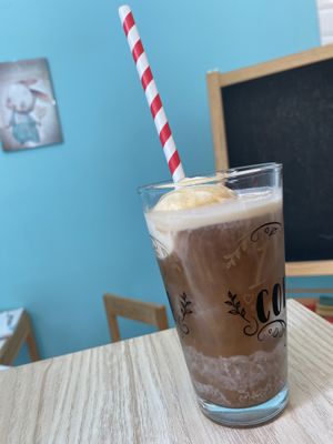 Vegan iced coffee with vegan vanilla icecream  at La Donuteria in Munich