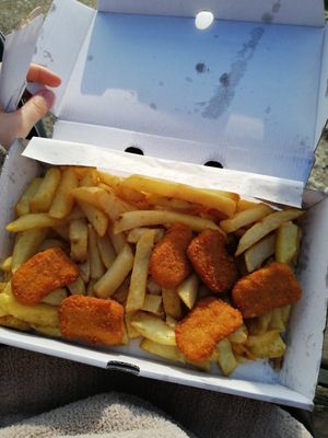 Vegan chicken nuggets and chips at Vals Place in Par