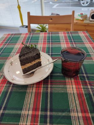 Black sesame cake and free tea #Veganuary at Free-D.E Bakery in Daegu