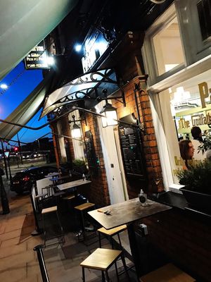 Outside seating at Padrino Pizza in Rochester