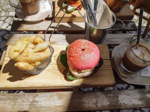 Na esplanada, hambúrguer vegano com veggie chips + mocha latte de amêndoas. at Juntos á Mesa in Figueira Da Foz