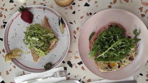 Avocado toast & Yin y Yang toast vegan délicieux ! at MOYA brunch in Sevilla