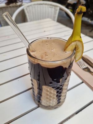 Smoothie de plátano, mantequilla de cacahuete y más at MOYA brunch in Sevilla