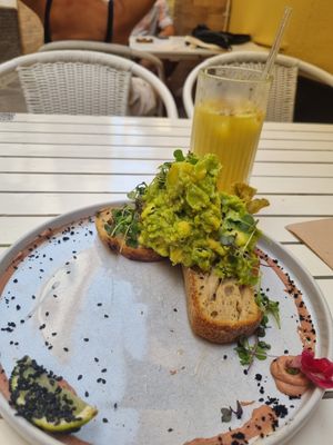 tostá de aquacate at MOYA brunch in Sevilla