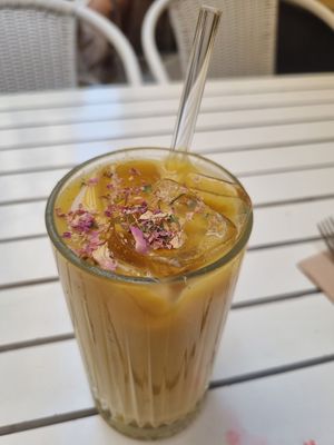 iced golden tumeric latte at MOYA brunch in Sevilla
