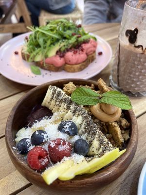 Açaí Bowl and Yin Yang toast   at MOYA brunch in Sevilla
