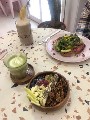 Açaí Bowl & Yin Yang Toast #Veganuary at MOYA brunch in Sevilla