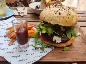 Vegan burger at MOYA brunch in Sevilla